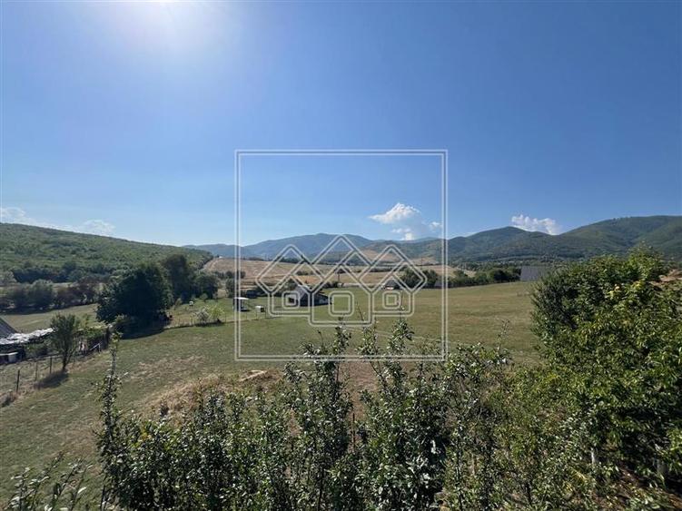 Casă individuală cu 4 camere cu Teren 2600 Mp în Central