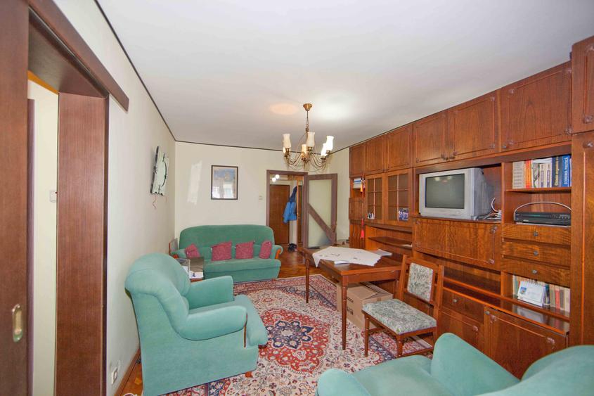 Apartament cu 3 camere semidecomandat în Tineretului