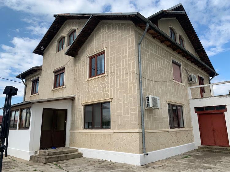 Casă cu 4 camere în Florica