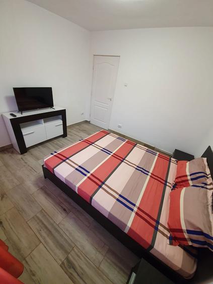 Apartament cu 3 camere decomandat în Intim