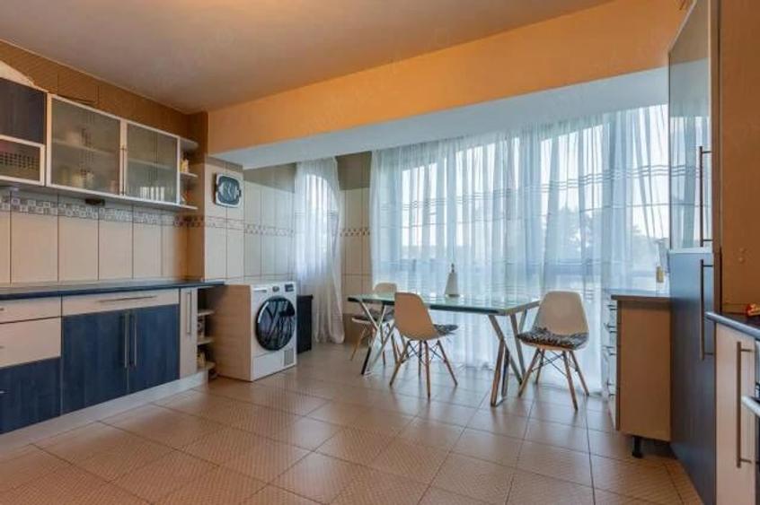 Apartament cu 4 camere decomandat în Central