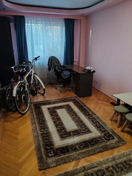 Apartament cu 3 camere semidecomandat în Satu Nou