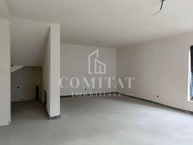Casă individuală cu 4 camere cu Canalizare în Luna de Sus
