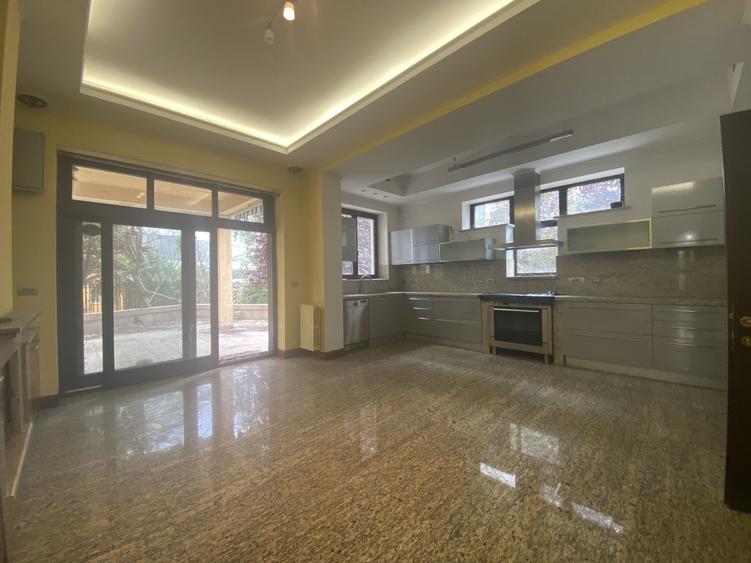 Casă individuală cu 11 camere cu Canalizare în Sisești