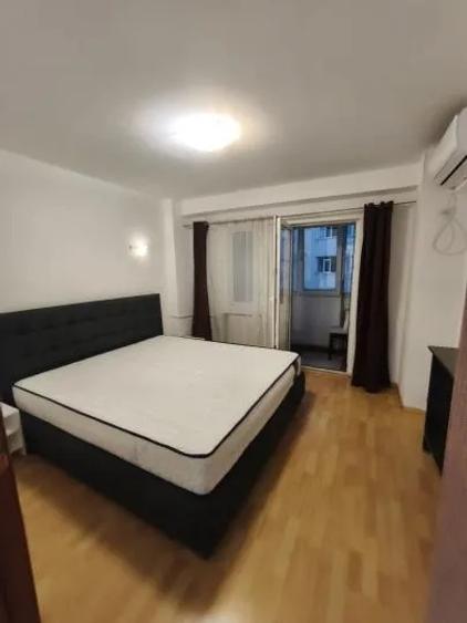 Apartament cu 4 camere decomandat, mobilat în Magheru
