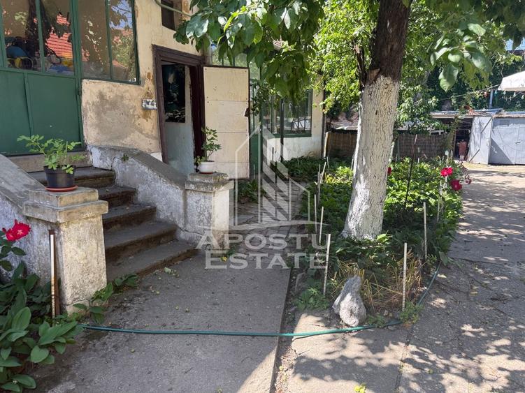Casă individuală cu 7 camere cu Canalizare în Central