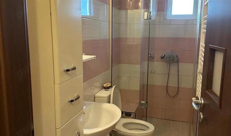 Apartament cu 3 camere semidecomandat în 1 Decembrie 1918