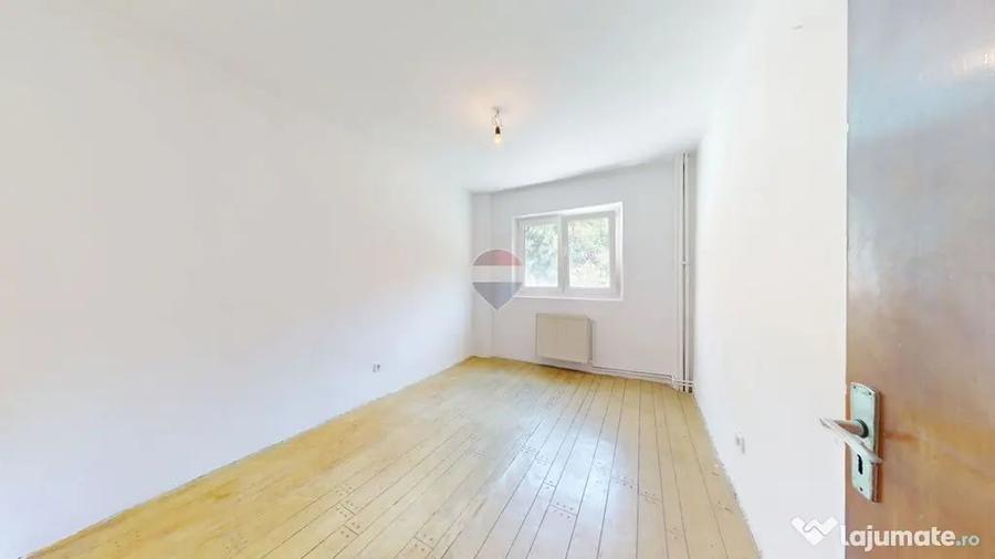 Apartament cu 4 camere decomandat în Răcădău
