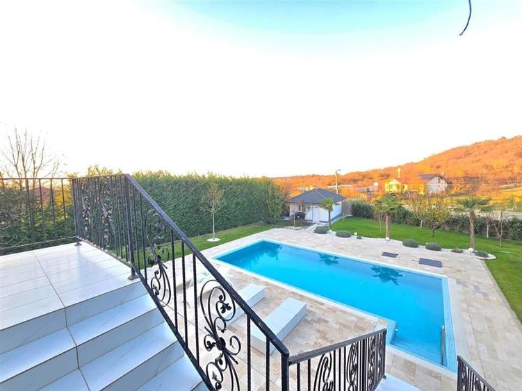 Casă individuală cu 7 camere cu Piscina în Oncea