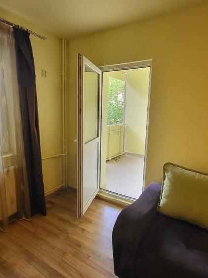 Apartament cu 4 camere semidecomandat, mobilat în Gorjului