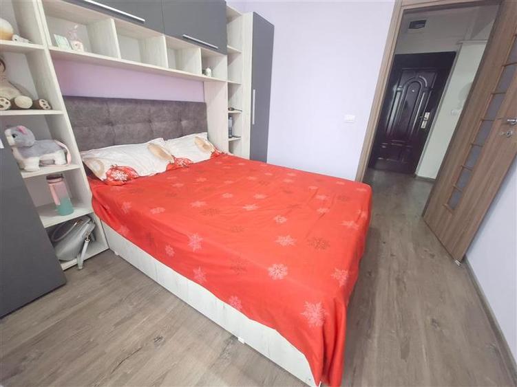 Apartament cu 3 camere semidecomandat, mobilat în Milcov