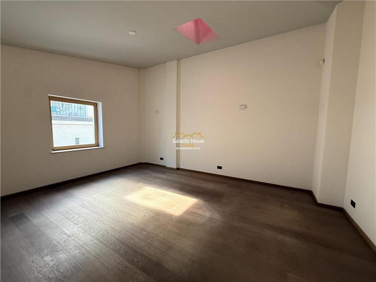Casă cu 9 camere cu Teren 200 Mp în Central