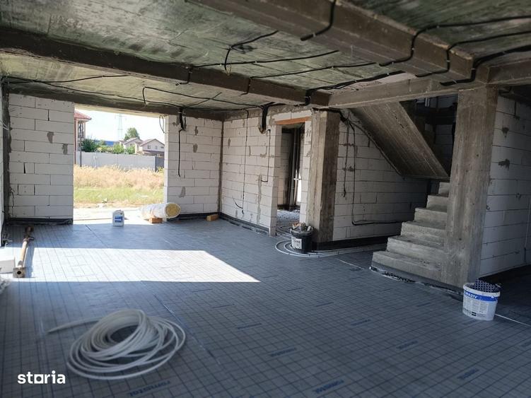 Casă cu 4 camere în Șimnicu de Sus