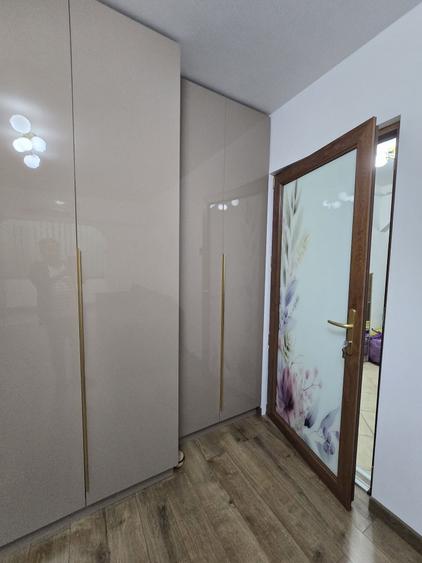 Apartament cu 3 camere semidecomandat în Craiovița Nouă