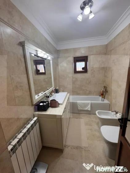 Casă cu 10 camere cu Teren 774 Mp în Central