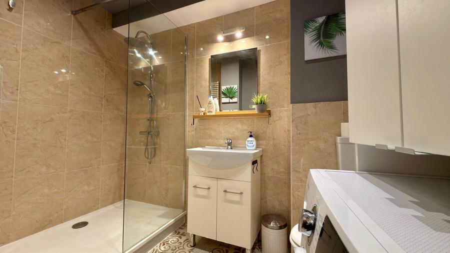 Apartament cu 4 camere decomandat, mobilat în Universitate