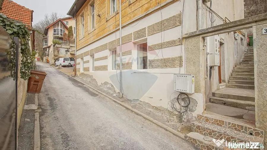 Apartament cu 3 camere semidecomandat în Schei