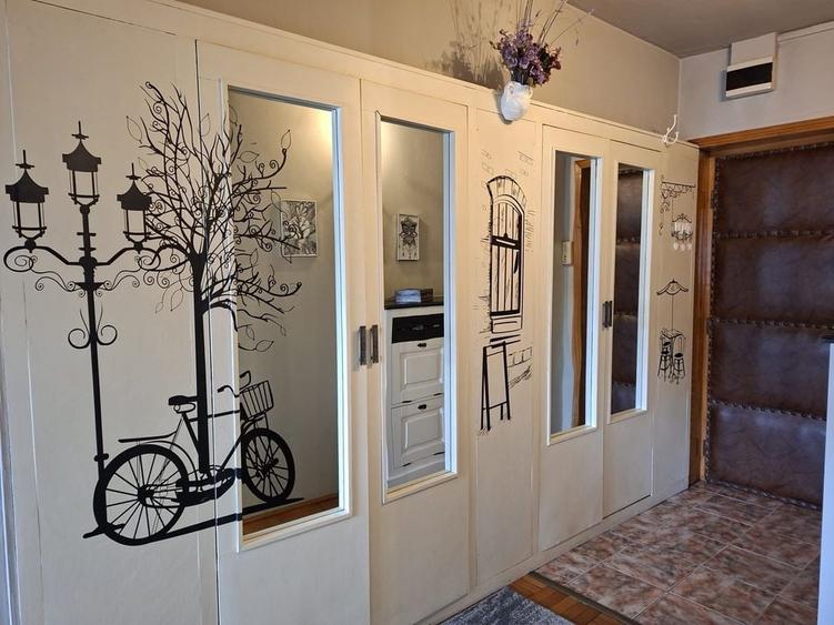 Apartament cu 3 camere decomandat în Petros