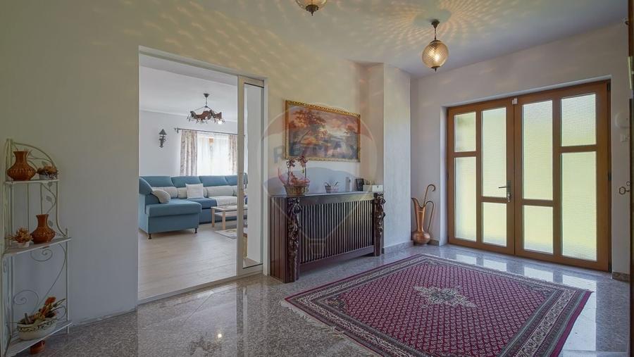 Casă individuală cu 10 camere cu Teren 2789 Mp în Glăjărie