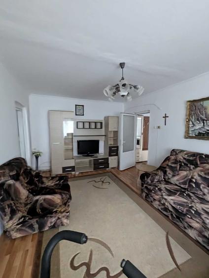 Apartament cu 3 camere semidecomandat în Central