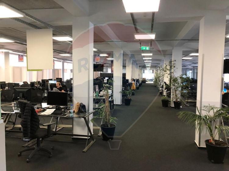 Spațiu comercial, de 4,000 mp, în Central