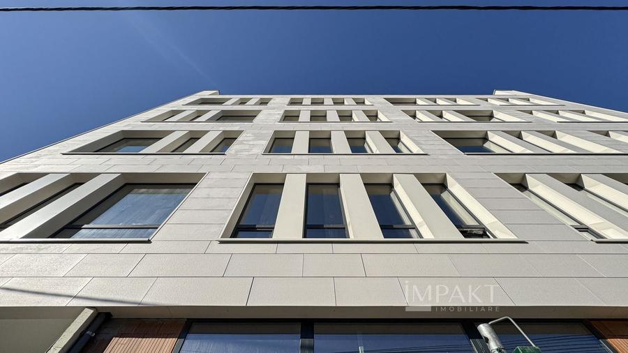 Birou, de 1,600 mp, în Central