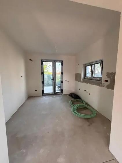 Casă cu 5 camere cu Canalizare în Vest