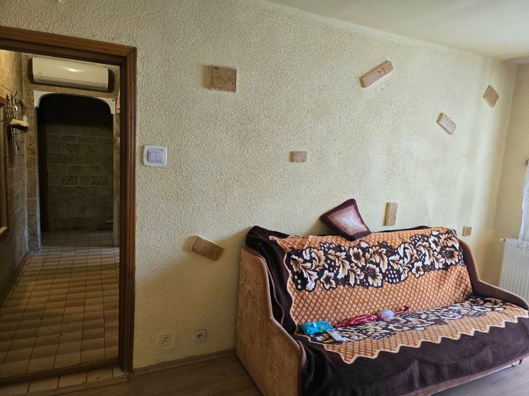 Apartament cu 3 camere semidecomandat în Km 4-5