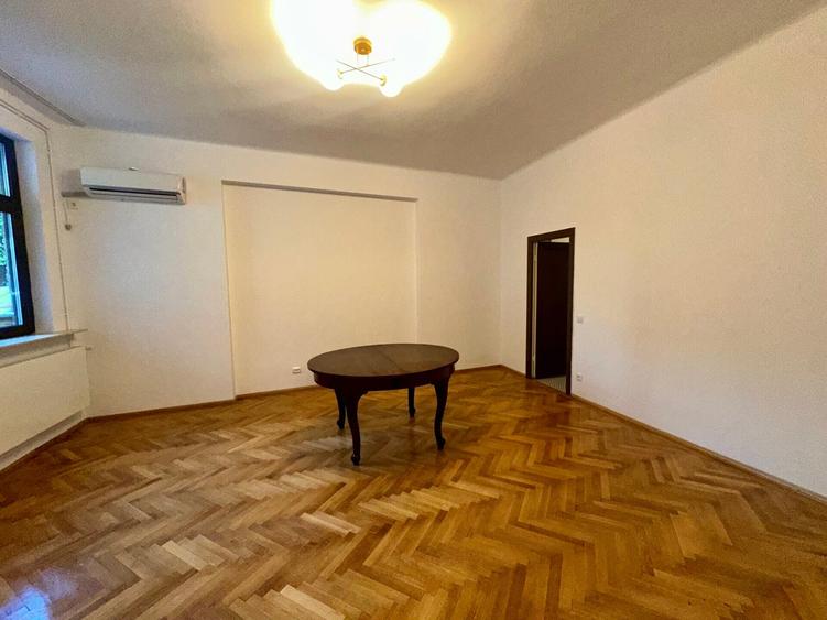 Apartament cu 4 camere semidecomandat în Dacia
