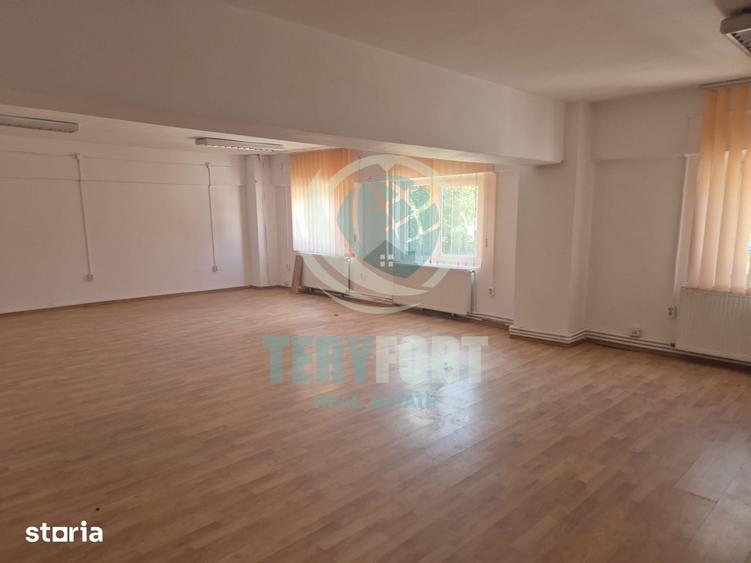 Spațiu comercial, de 400 mp, în Tei