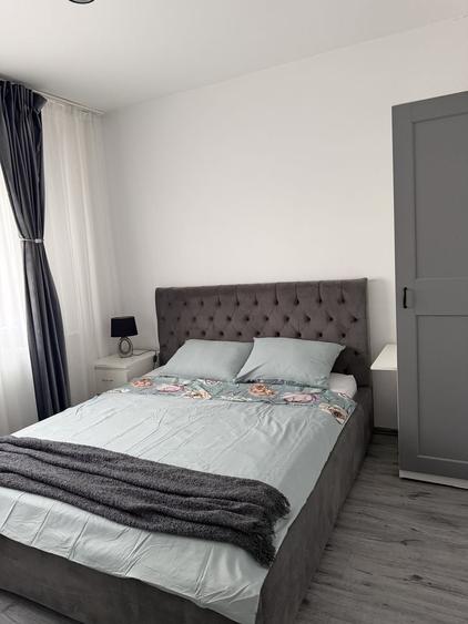 Apartament cu 3 camere semidecomandat în Tineretului