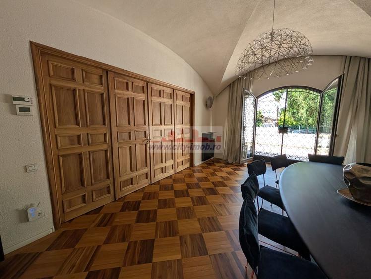 Casă individuală cu 9 camere cu Canalizare în Dacia