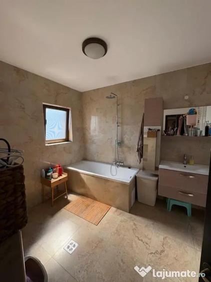 Apartament cu 3 camere decomandat în Est