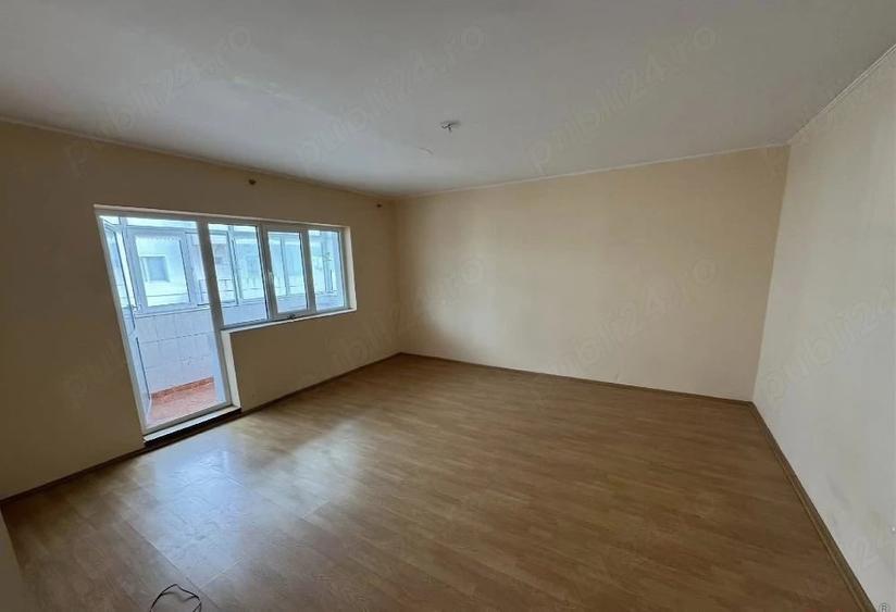 Apartament cu 3 camere decomandat în Exterior Vest