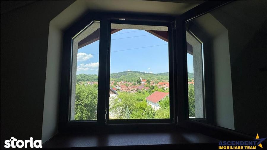 Casă cu 6 camere cu Teren 500 Mp în Corunca