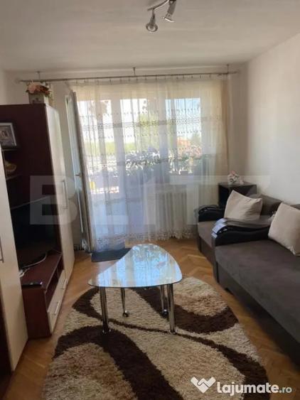 Apartament cu 3 camere semidecomandat, mobilat în Botizului