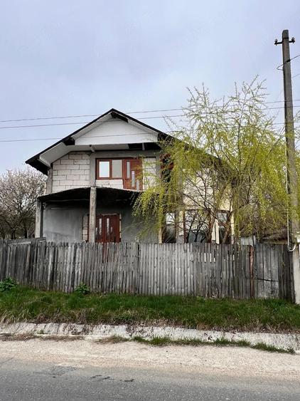 Casă cu Teren 2244 Mp în Oveselu