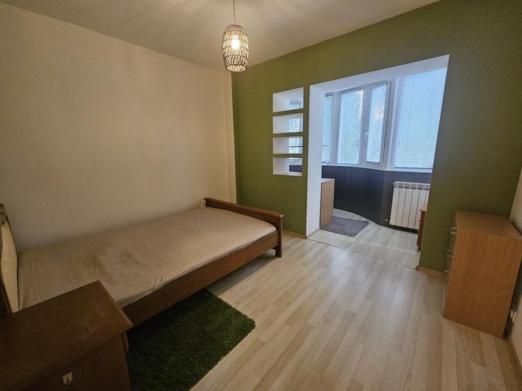 Apartament cu 3 camere semidecomandat, mobilat în Plopilor
