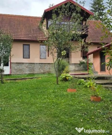 Casă cu 6 camere cu Teren 3000 Mp în Barcani