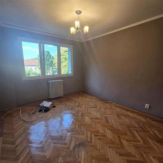 Apartament cu 3 camere semidecomandat în Piața Unirii