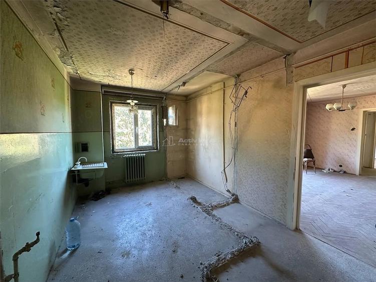 Apartament cu 3 camere semidecomandat în Micro II