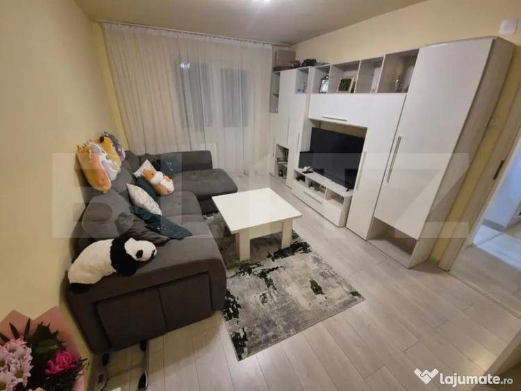 Apartament cu 3 camere decomandat în Noua
