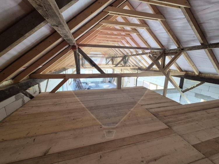 Casă individuală cu 7 camere cu Teren 14574 Mp în Lisnău