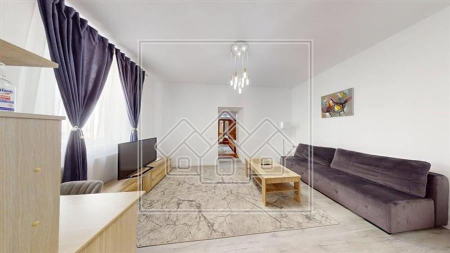 Apartament cu 3 camere semidecomandat în Central