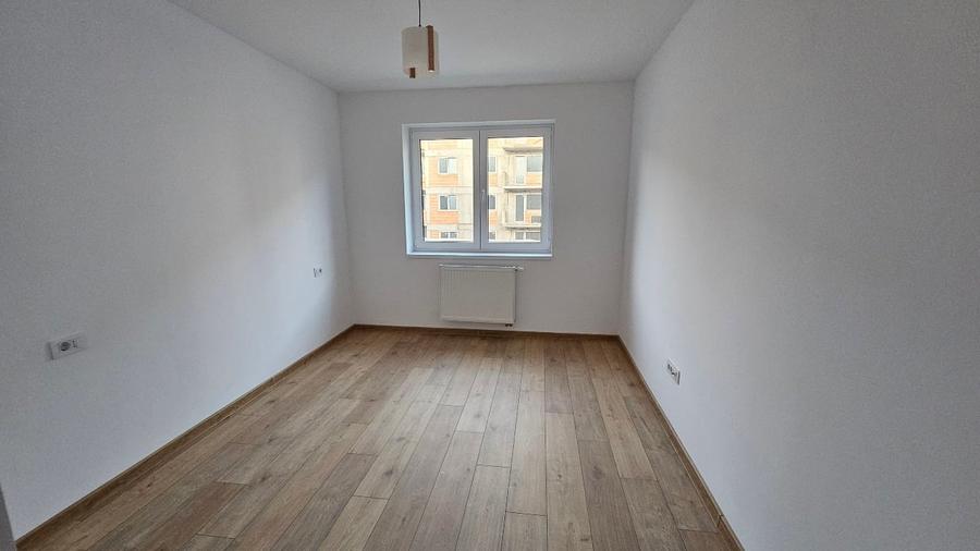 Apartament cu 3 camere decomandat, mobilat în Tractorul