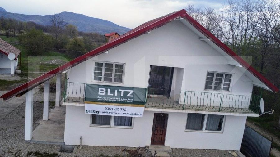 Casă individuală cu 6 camere cu Canalizare în Arcani