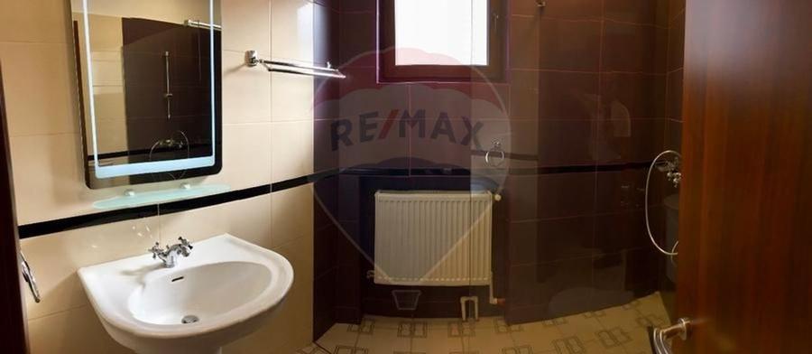 Apartament cu 5 camere decomandat, mobilat în P-ța Romană