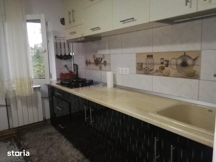 Apartament cu 4 camere decomandat în 1 Decembrie
