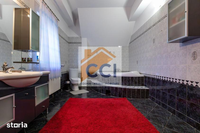 Casă cu 8 camere cu Teren 397 Mp în Central