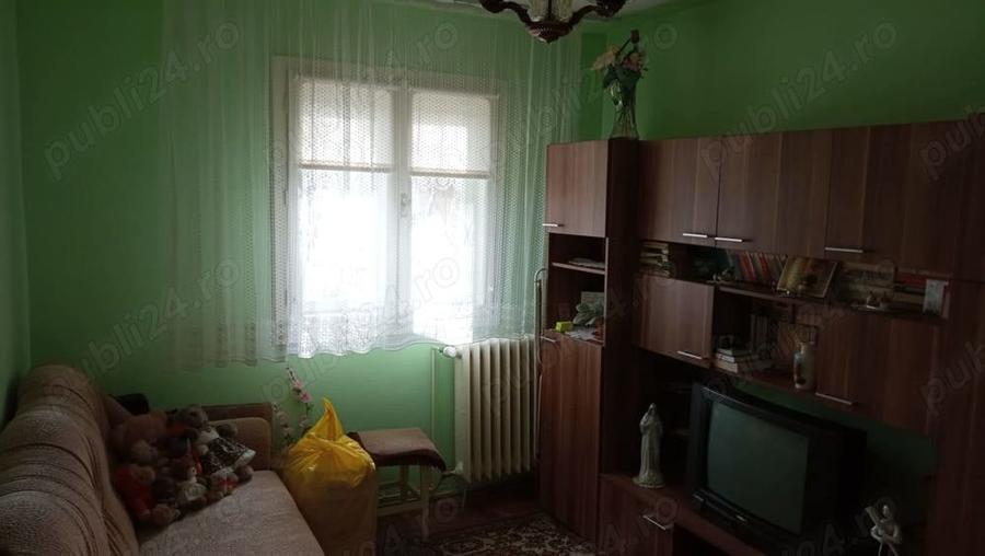 Apartament cu 3 camere decomandat în Girocului